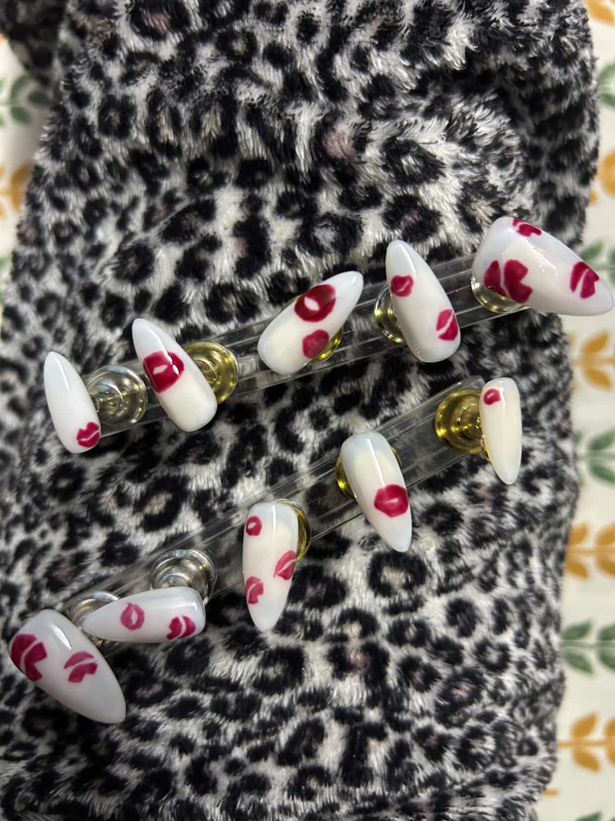 Kisses design presson nails