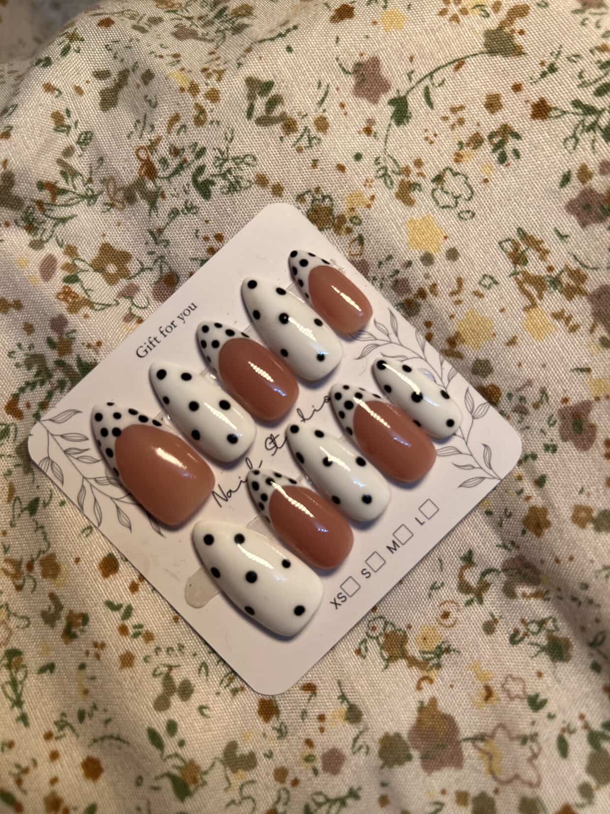 Polka dots black and white